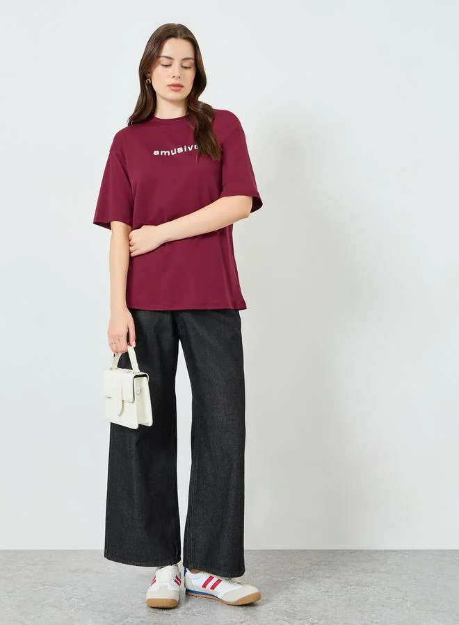 ستايلي تيشيرت بطبعة شعار وقصة واسعة