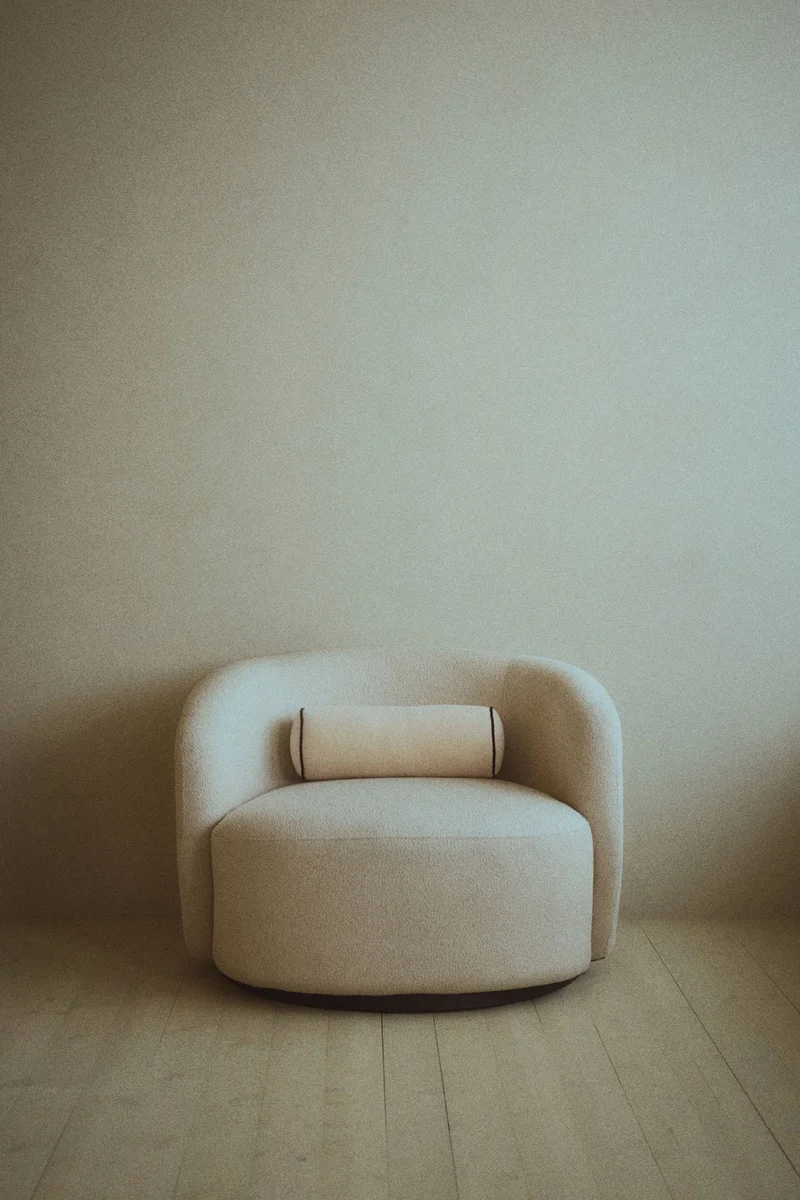 اتش اند ام وسادة اسطوانية من المخمل