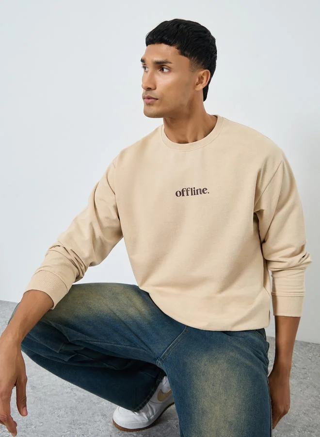 ستايلي سويت شيرت مريح بطبعة كتابة بلون أوف وايت للرجال