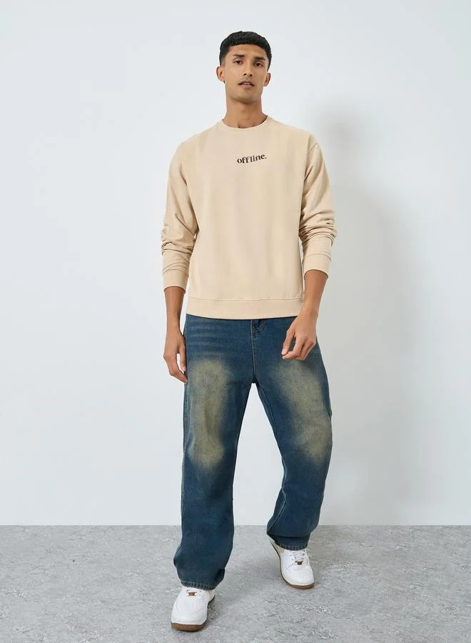 ستايلي سويت شيرت مريح بطبعة كتابة بلون أوف وايت للرجال