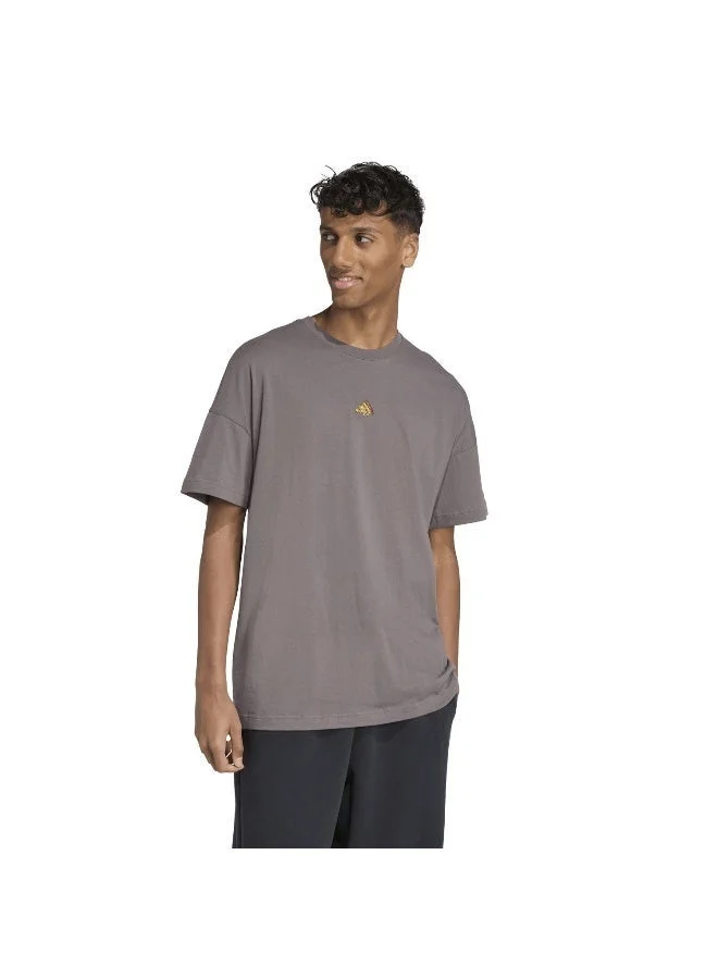 اديداس تيشيرت رجالي بطبعة بنية بأكمام قصيرة