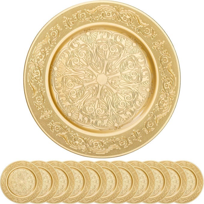 12 PACK GOLD CHARGER PLATES 13 INCH GOLD ROUND CHARGERS FOR DINNER PLATES DECORATIVE DINNER CHARGERS ANTIQUE PLASTIC TABLE CHARGERS SERVICE PLATES FOR WEDDING HOLIDAY PARTY LARGE