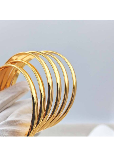 ✨ أسورة عريضة بتصميم المرايا اللامع من الستانلس ستيل المطلي بالذهب، بمقاس 60 مم وعرض 5مم، تضفي لمسة من الأناقة الراقية والبريق الجذاب، تصميم كلاسيكي يناسب جميع الإطلالات مع لمعان يعكس جاذبيتكِ، ومقاومة للصدأ للحفاظ على رونقها الدائم.