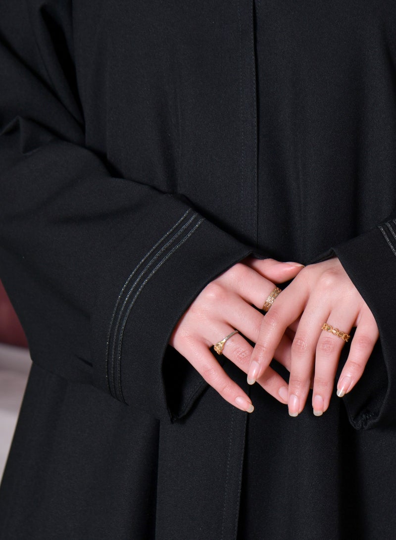 عبايات حوراء عباية سوداء مغلقة بطقطق بقصة كلوش واسعة وتطريز ذهبي ناعم على الأكمام و الطرف السفلي - Image 3