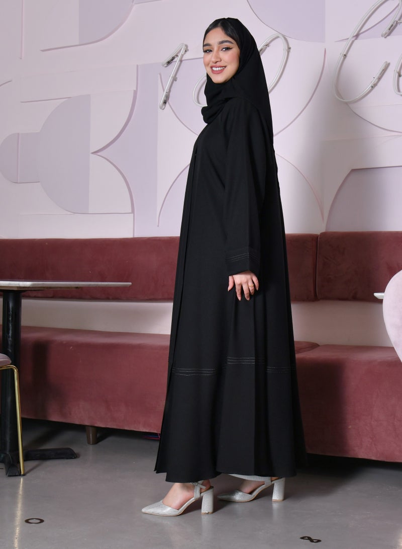 عبايات حوراء عباية سوداء مغلقة بطقطق بقصة كلوش واسعة وتطريز ذهبي ناعم على الأكمام و الطرف السفلي - Image 1