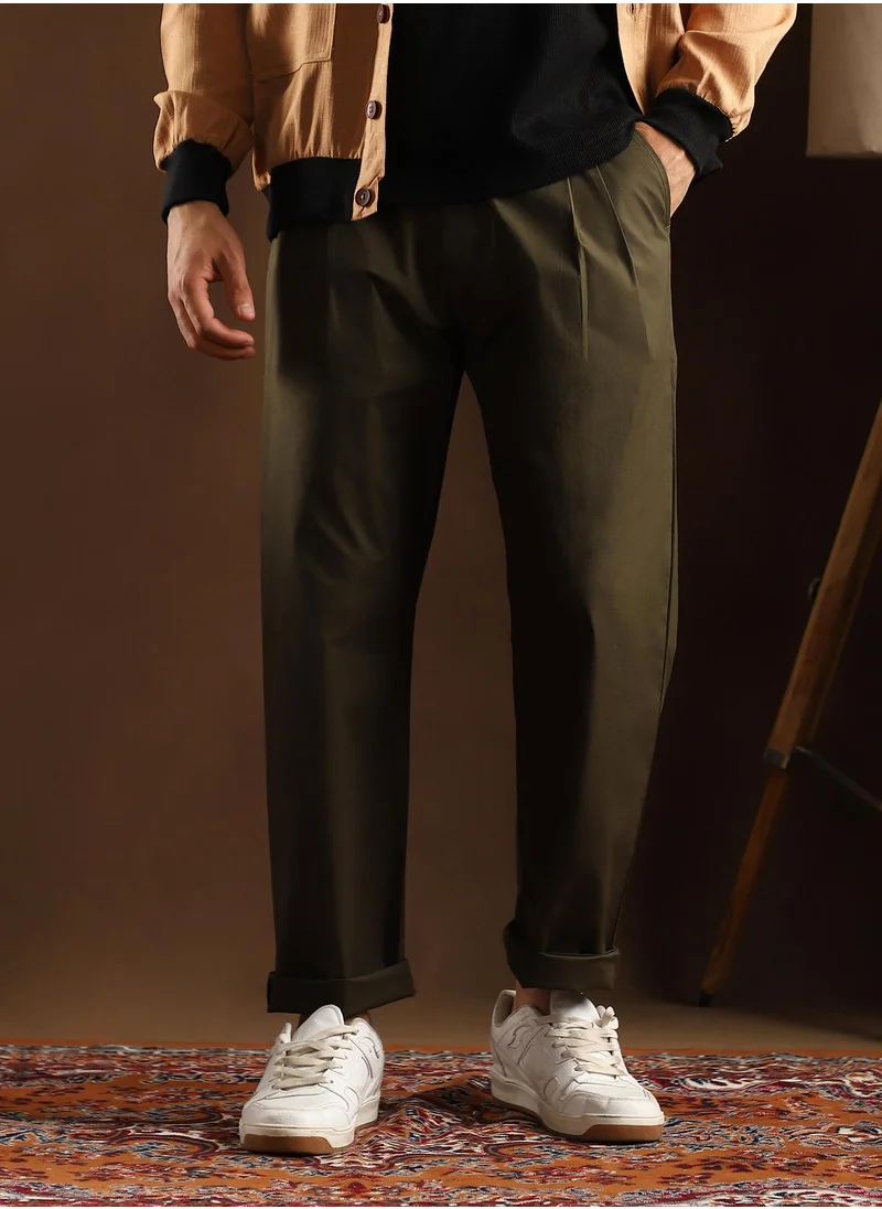 كامبوس سوترا Campus Sutra Men's Dark Olive Solid-Pleated Chino Trousers For Casual Wear | Mid-Rise | Regular Fit | Button Closure | Trousers Crafted With Comfort Fit For Everyday Wear