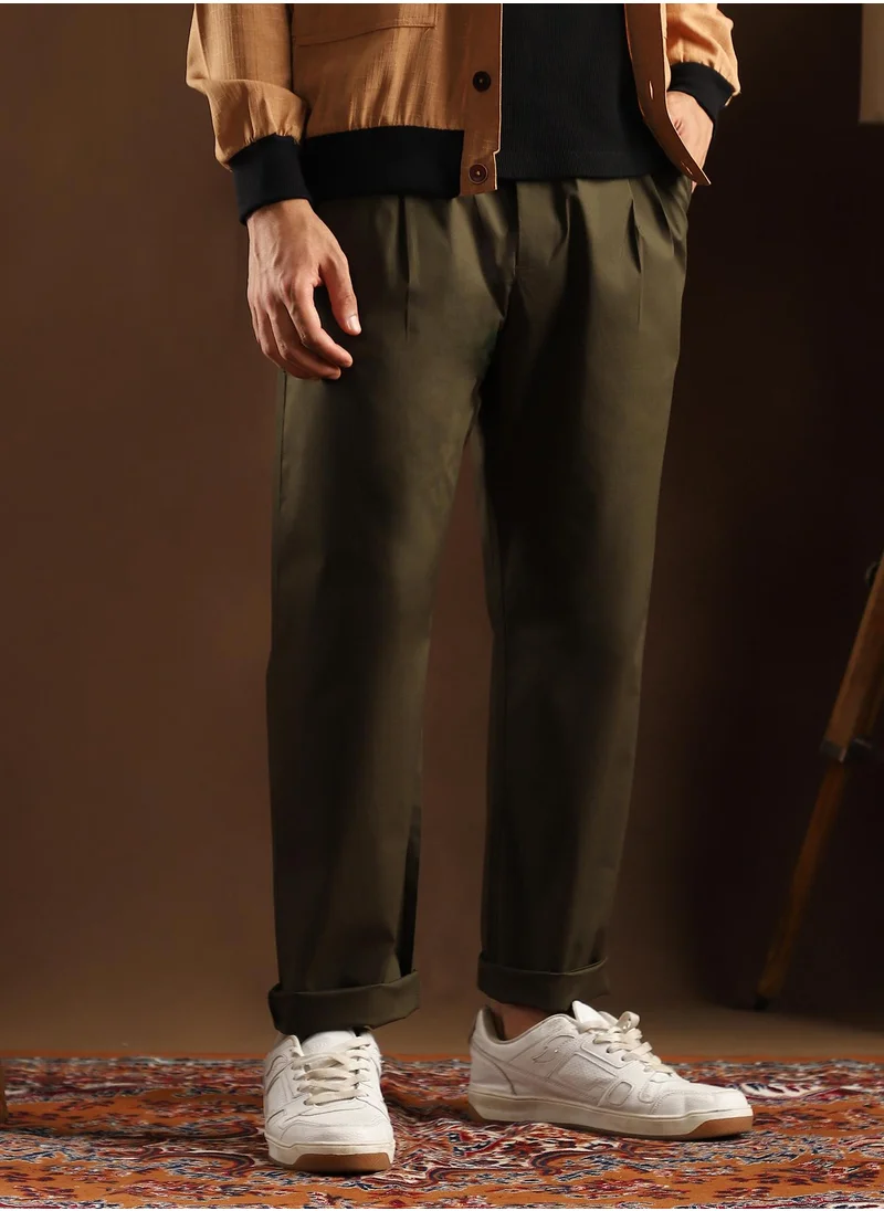 كامبوس سوترا Campus Sutra Men's Dark Olive Solid-Pleated Chino Trousers For Casual Wear | Mid-Rise | Regular Fit | Button Closure | Trousers Crafted With Comfort Fit For Everyday Wear
