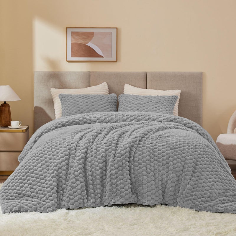 BEDELITE Fluffy Queen Comforter Set - Light Grey Fleece Soft Comforter for Queen Size Bed, Luxury Warm Bedding Set for Winter, Fuzzy Bed Set 3 Pieces (1 Comforter, 2 Pillowcases) - Image 3