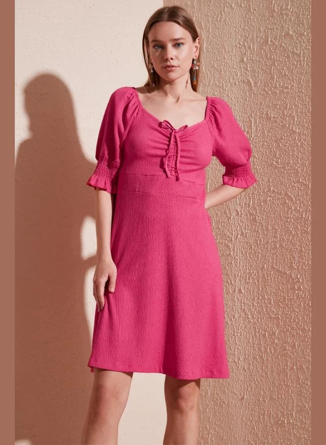 ليلا فستان نسائي بياقة على شكل حرف  وأكمام مكشكشة من ليلا