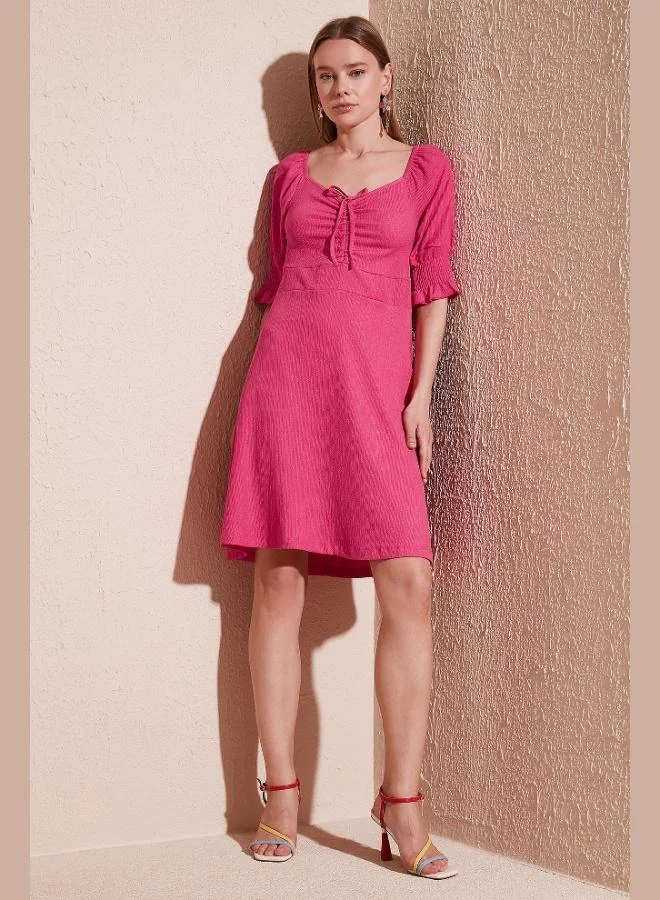 ليلا فستان نسائي بياقة على شكل حرف  وأكمام مكشكشة من ليلا