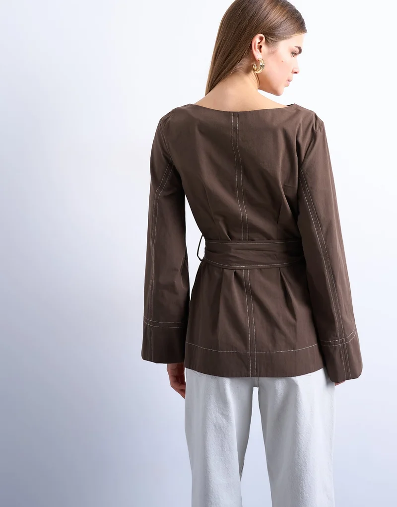 توب شوب بلوزة بخصر مربوط ورقبة مغلقة