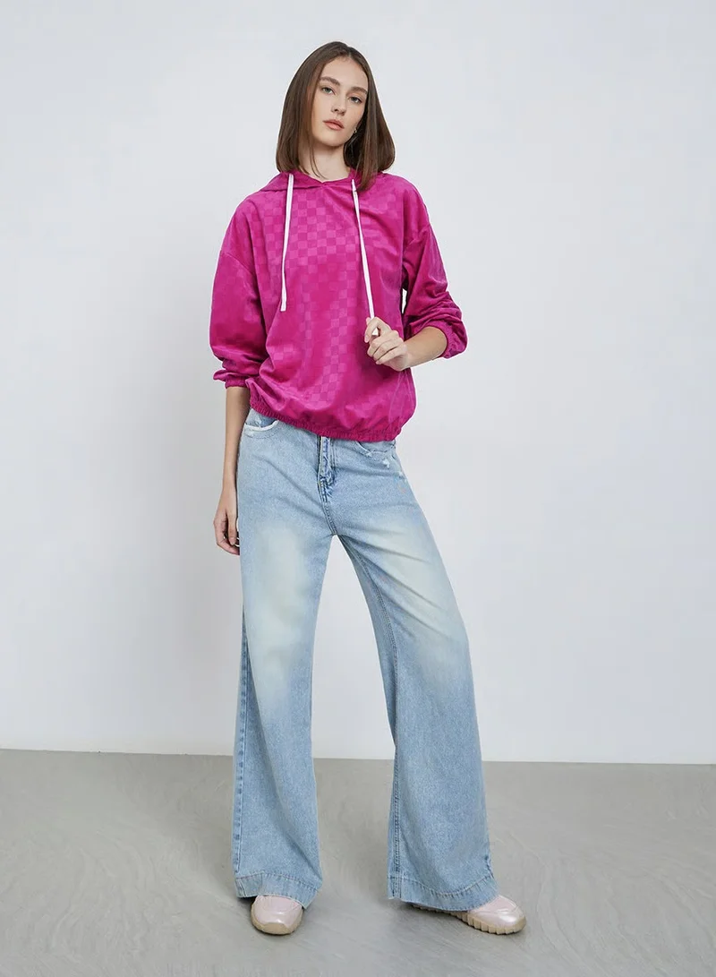 ستايلي هودي واسع بتفاصيل بارزة الملمس