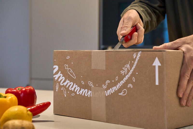 Victorinox Huntsman Swiss Army Knife, 15 Functions, Swiss Made Pocket Knife with Large Blade, Screwdriver, Scissors and Wood Saw - Red - Image 4