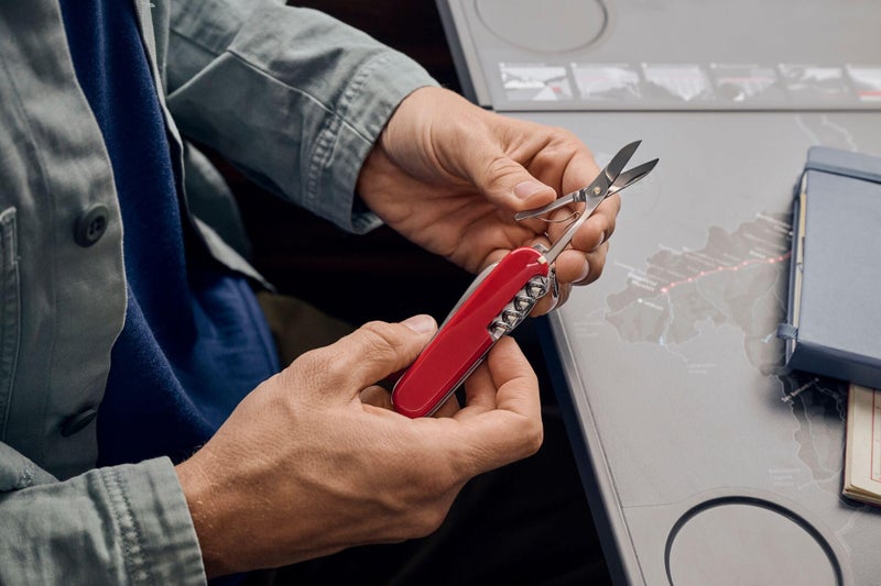 Victorinox Huntsman Swiss Army Knife, 15 Functions, Swiss Made Pocket Knife with Large Blade, Screwdriver, Scissors and Wood Saw - Red - Image 5