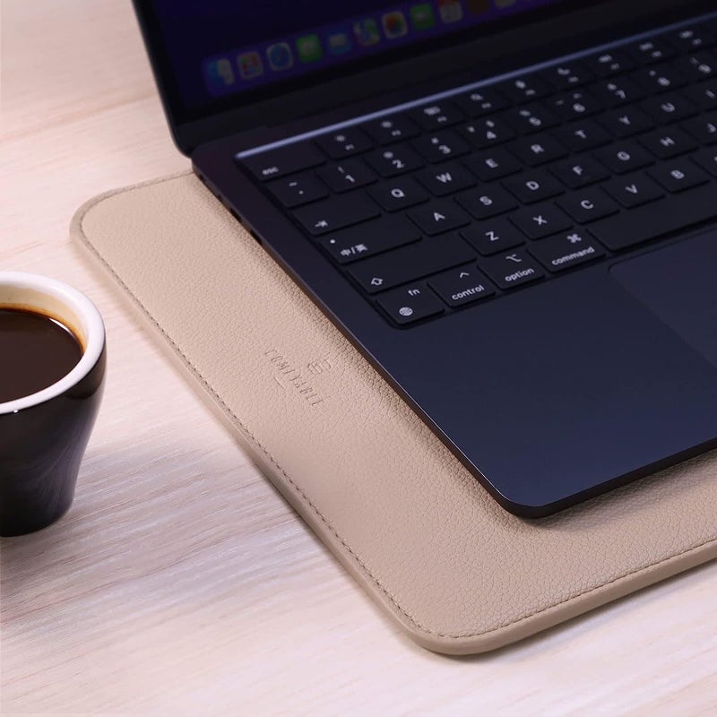 Comfyable حافظة لابتوب 15 بوصة متوافقة بدقة مع ماك بوك إير 15 بوصة M4 A3241 M3 2024 A3113 & M2 2023 A2941، غلاف من الجلد الصناعي، رملي - Image 4