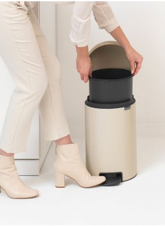 brabantia سلة مهملات بدواسة ذات إغلاق ناعم سعة 12 لترًا مع دلو داخلي بلاستيكي  - Image 4