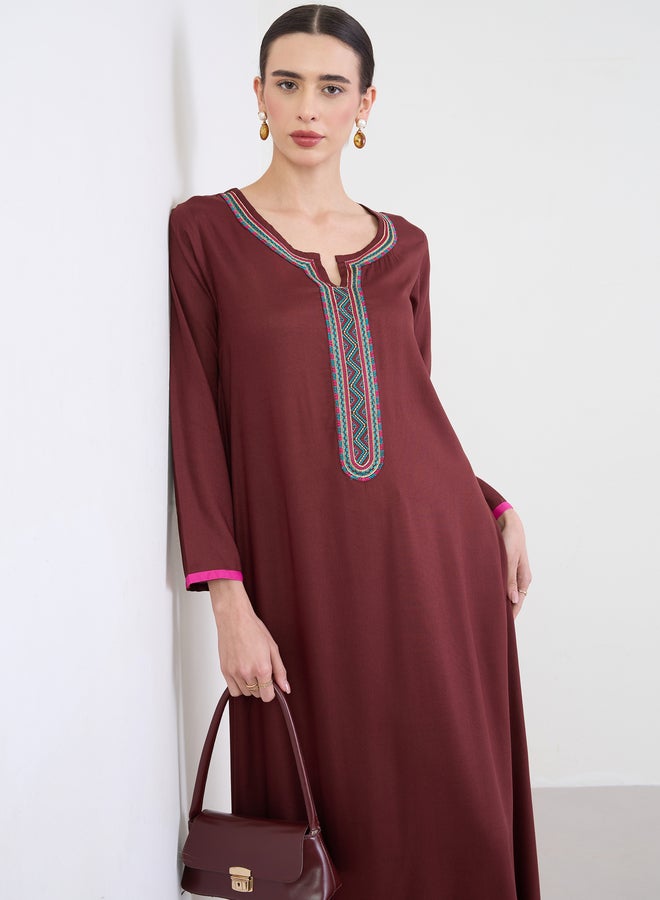 أميرة جلابية بياقة مفتوحة مطرزة - Image 2