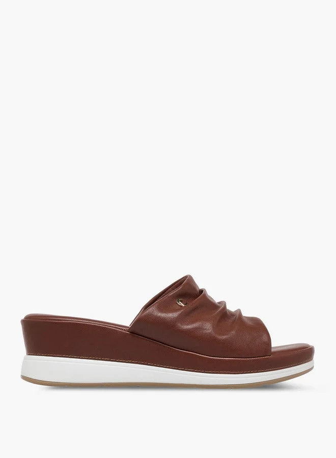 لو كونفورت صنادل سلايد بكعب ويدج وتفاصيل مجعدة