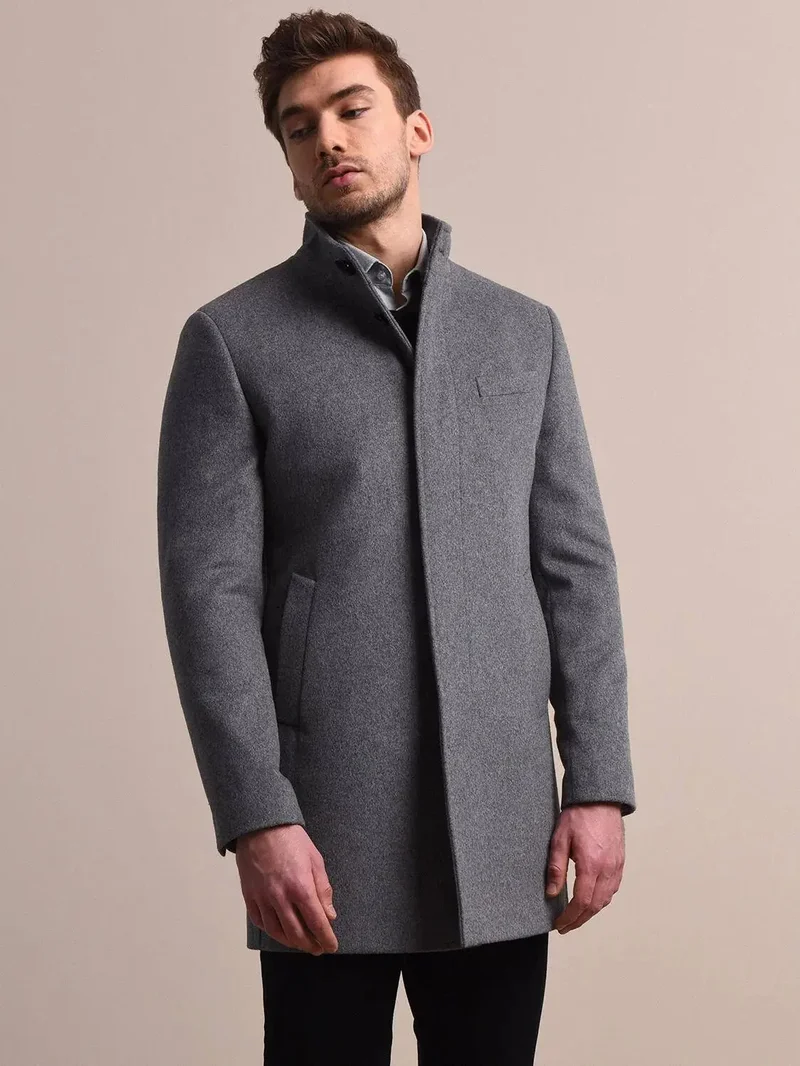 كيب معطف رمادي بياقة عالية وقصة عادية، مصنوع من نسيج كلاسيكي