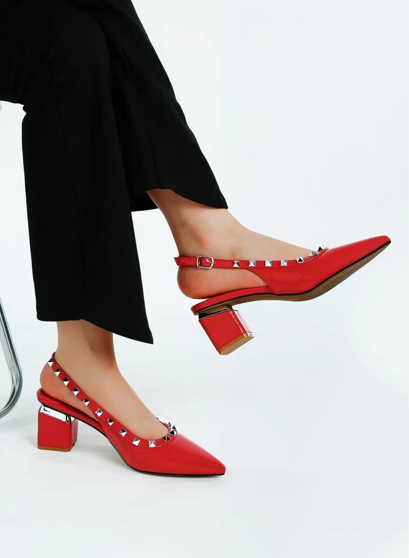 لندن راج صندل مفتوح من الخلف مزين بالمسامير باللون الأحمر