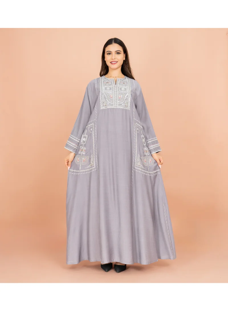 اكسا جلابية سادة بتفاصيل كريستالية وقصة واسعة من الأرابيسك