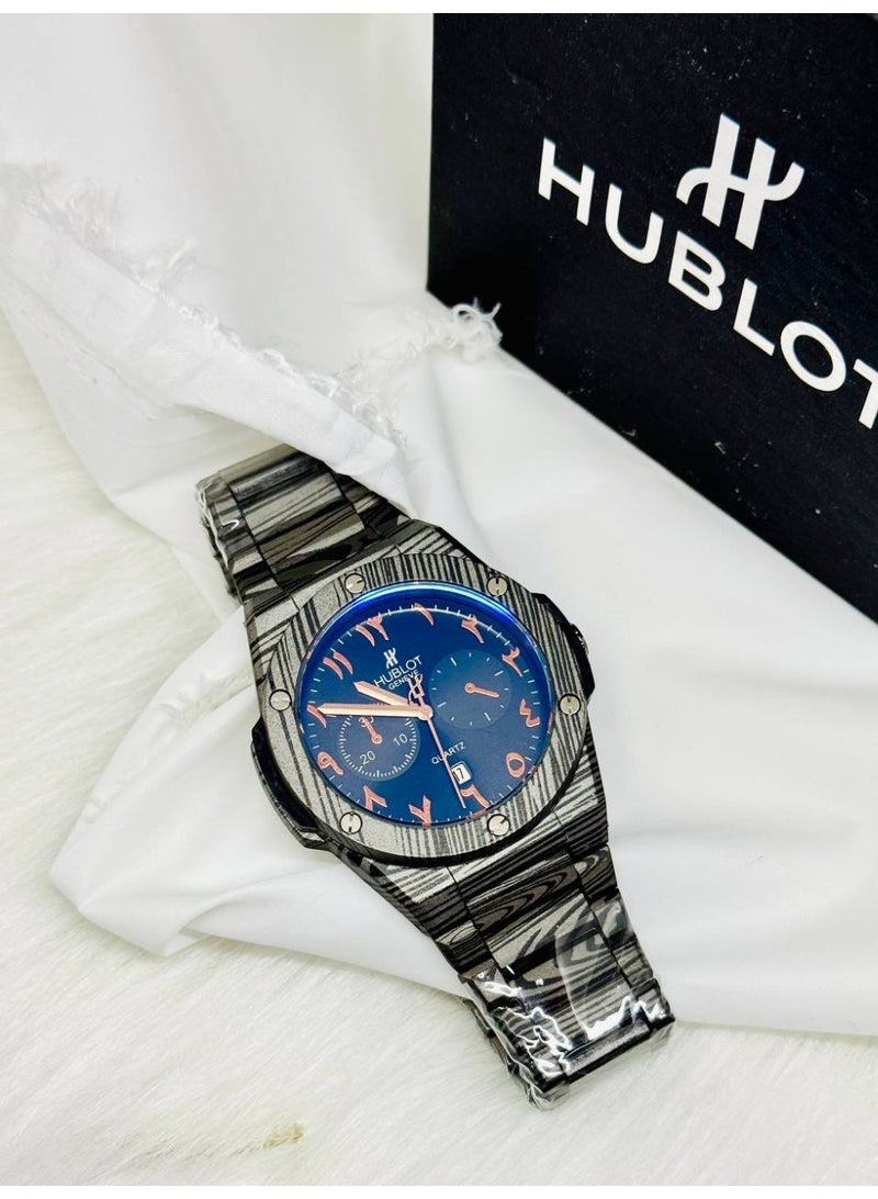 هوبلوت ساعة هوبلو كرونوغراف رجالية بأرقام عربية على طراز هوبلو - مينا أزرق، لمسات برتقالية/سلمونية، وسوار أسود منقوش