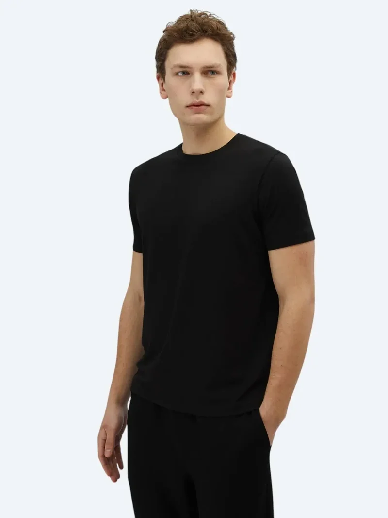 كيب تيشيرت أسود برقبة دائرية مصنوع من مزيج القطن