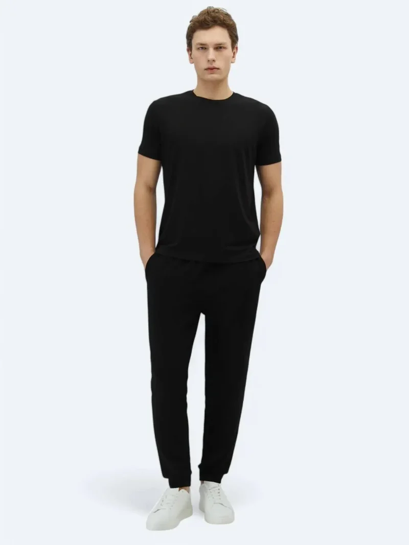 كيب تيشيرت أسود برقبة دائرية مصنوع من مزيج القطن