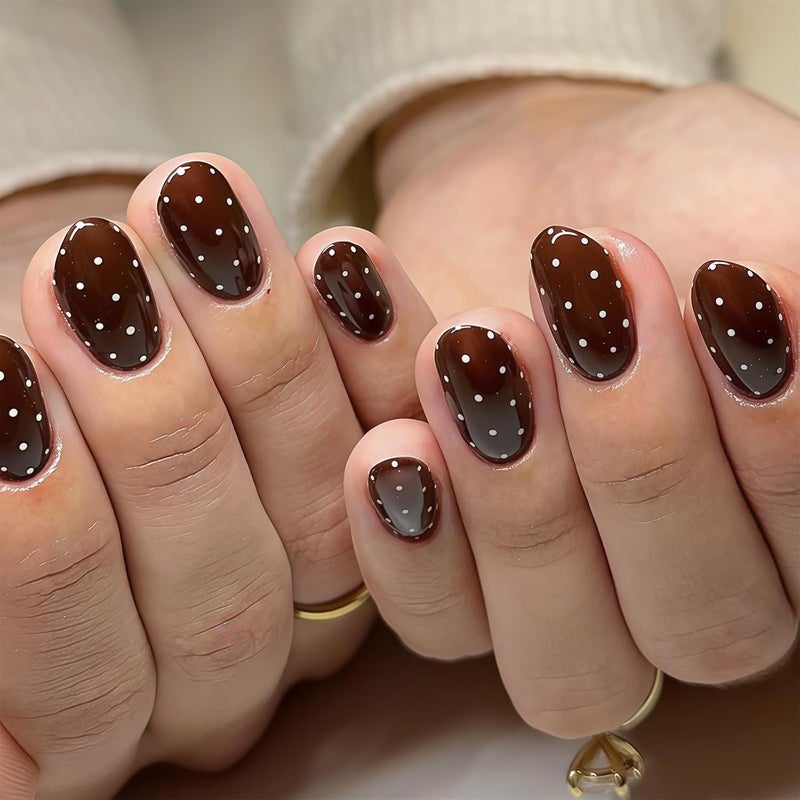 Auroriel مجموعة من 24 ظفرًا بنيًا مضغوطًا قصيرًا بيضاويًا بتصميم نقاط منقطة، تغطية كاملة، أظافر اصطناعية قابلة لإعادة الاستخدام مع أشرطة لاصقة سهلة الاستخدام للنساء لتجميل أظافر الخريف - Image 1