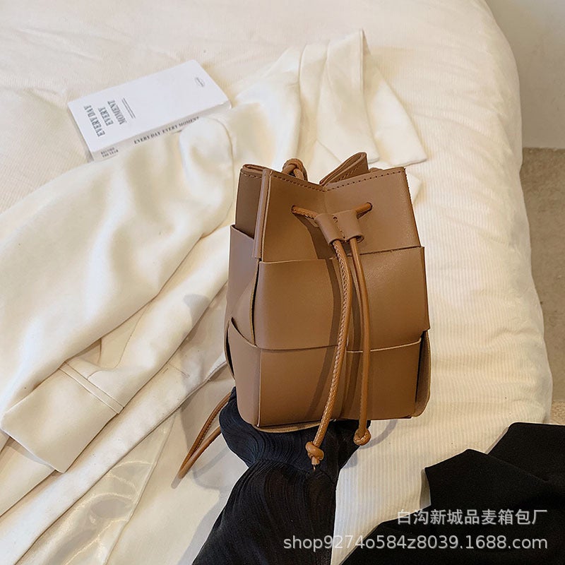 Summer Small Fresh Popular Bag Women'S 2023 New Fashion Explosive Crossbody Bag Woven Bucket Bag Shoulder Bag - Image 1