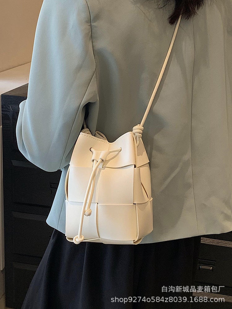 Summer Small Fresh Popular Bag Women'S 2023 New Fashion Explosive Crossbody Bag Woven Bucket Bag Shoulder Bag - Image 4