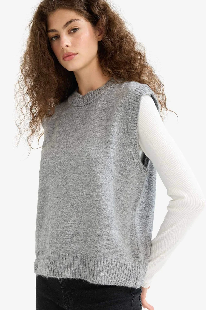 ديفاكتو Regular Fit Basic Crew Neck Knit Vest
