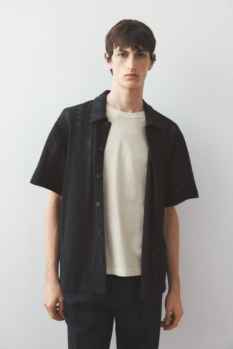 اتش اند ام قميص ريزورت من نسيج بنمط الوافل بقصّة واسعة