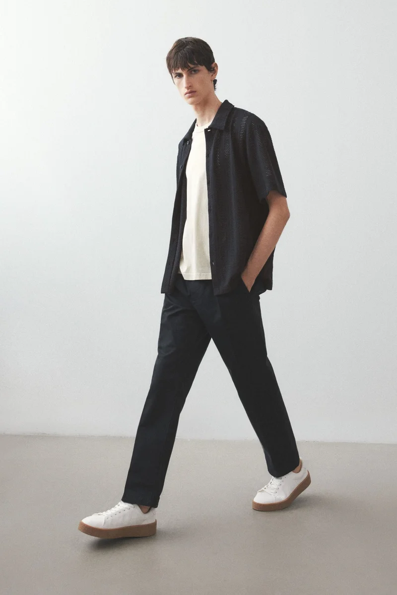 اتش اند ام قميص ريزورت من نسيج بنمط الوافل بقصّة واسعة