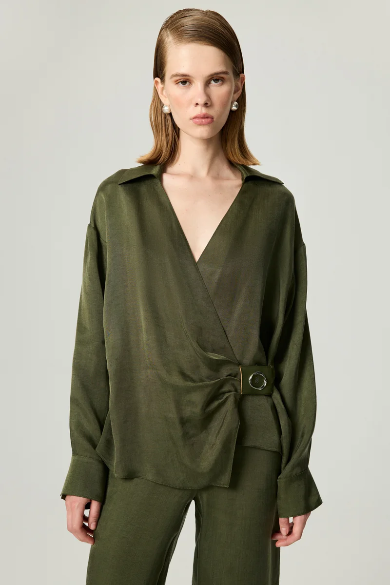 نوكتورن بلوزة ملفوفة بإبزيم شعار