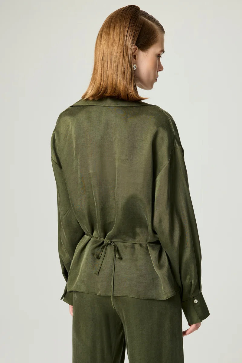 نوكتورن بلوزة ملفوفة بإبزيم شعار