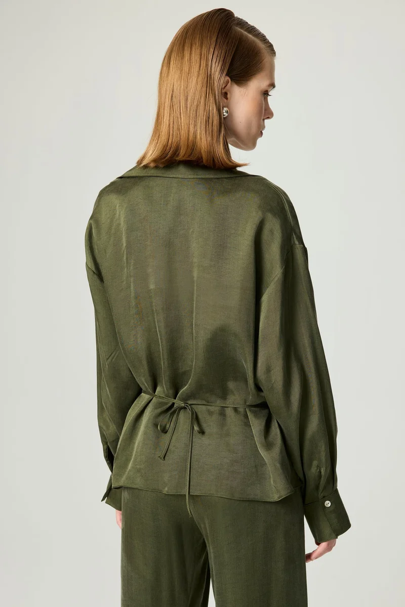 نوكتورن بلوزة ملفوفة بإبزيم شعار