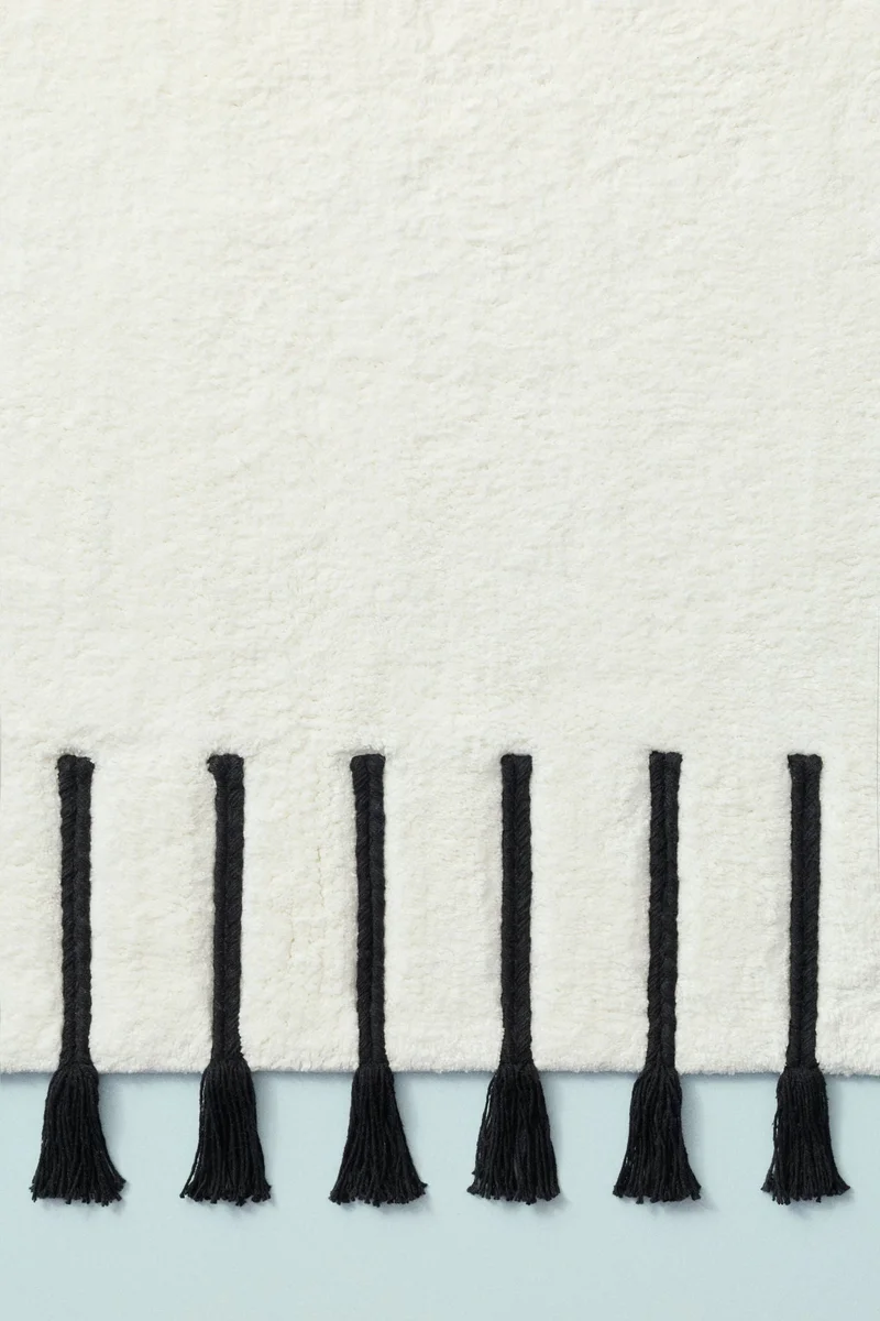 اتش اند ام سجادة حمّام مزينة بشرّابات