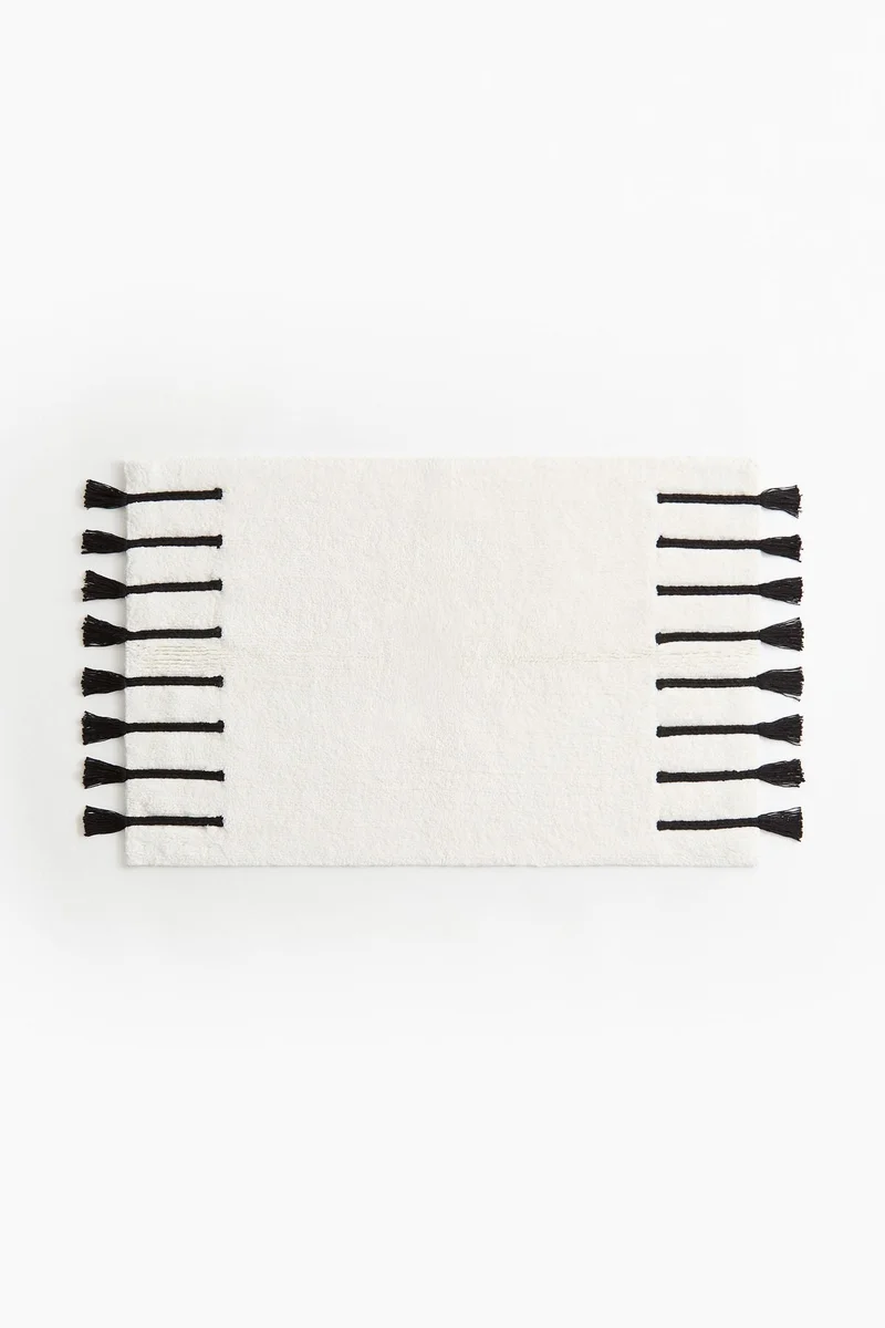 اتش اند ام سجادة حمّام مزينة بشرّابات