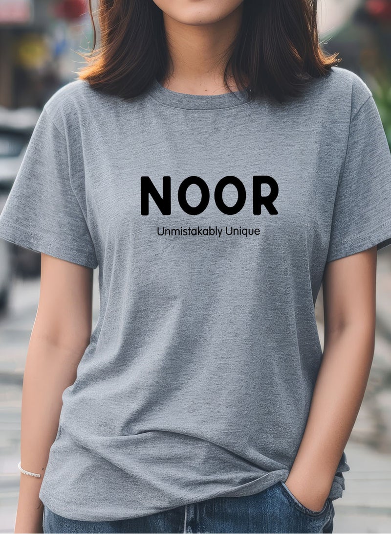 لوحة تيشيرت قطن قابل للتخصيص باسمك مع تصميم عبارة إنجليزية فريد لا يشبه أحد - Image 3