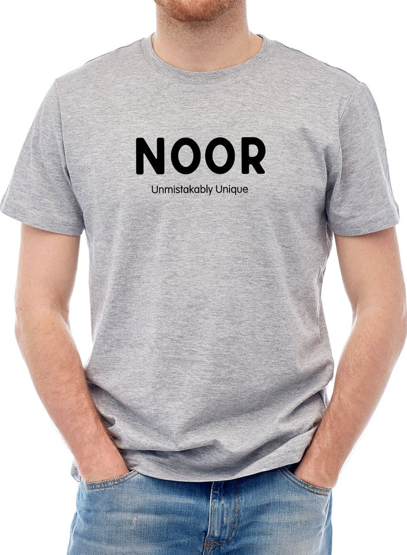 لوحة تيشيرت قطن قابل للتخصيص باسمك مع تصميم عبارة إنجليزية فريد لا يشبه أحد - Image 4