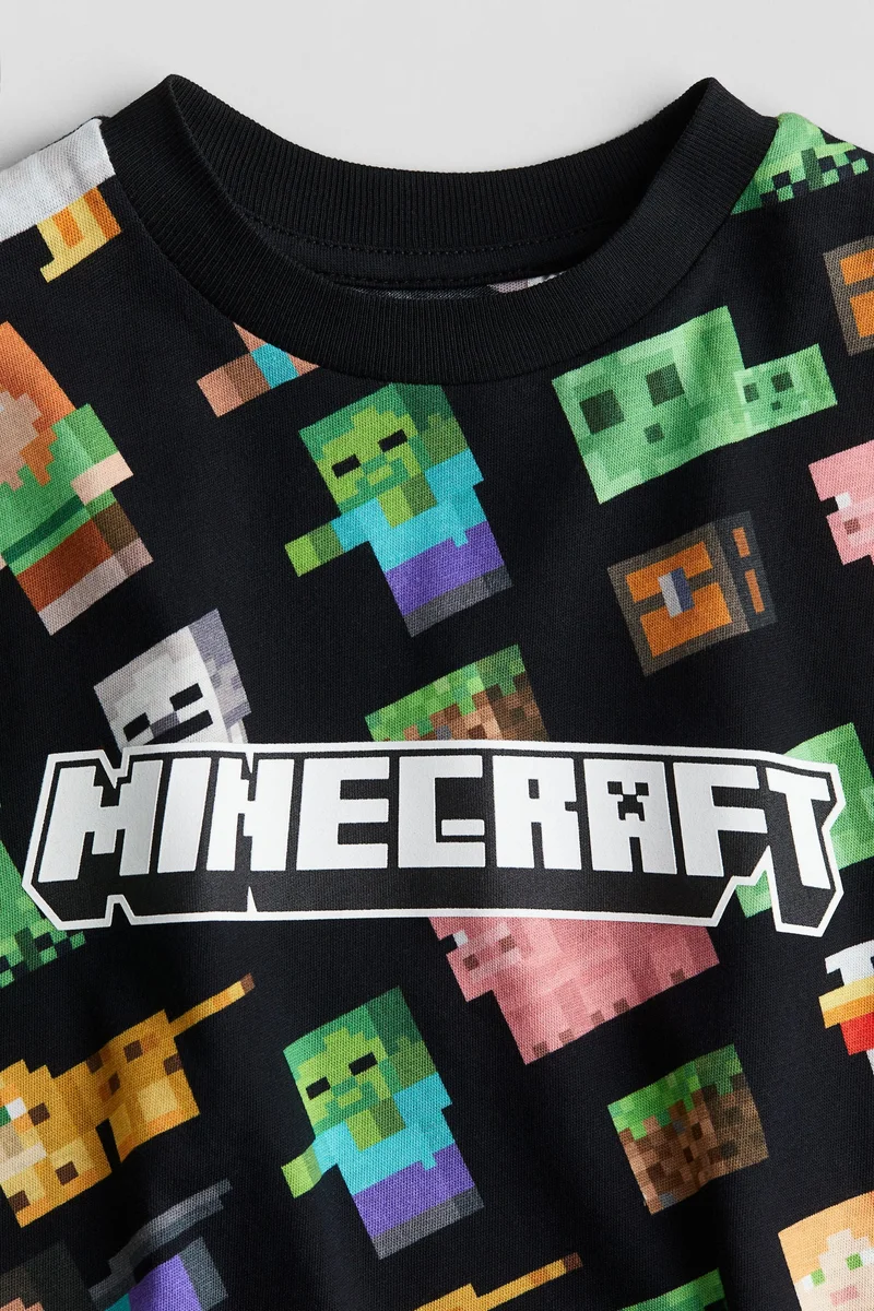 اتش اند ام تي-شيرت واسعة مزيّنة بطبعة