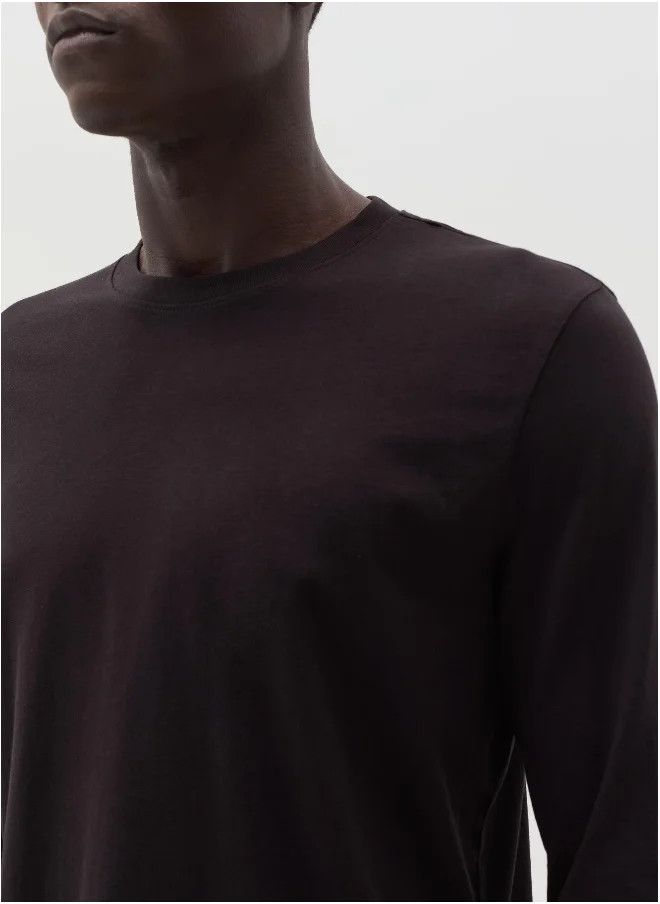او في اس Long-sleeved T-shirt with round neck