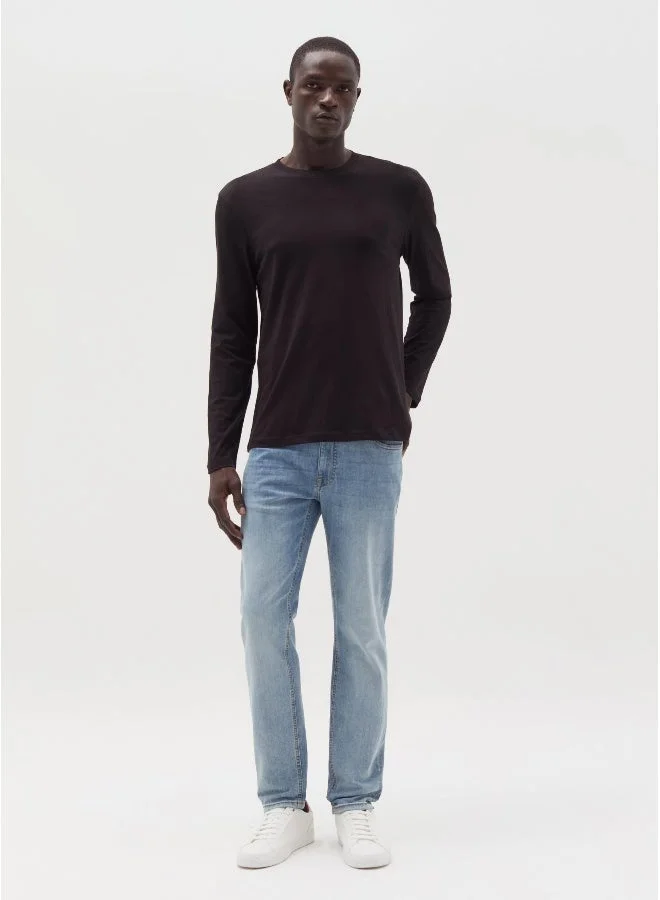 او في اس تيشيرت بأكمام طويلة ورقبة مستديرة