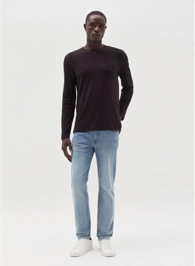 او في اس تيشيرت بأكمام طويلة ورقبة مستديرة