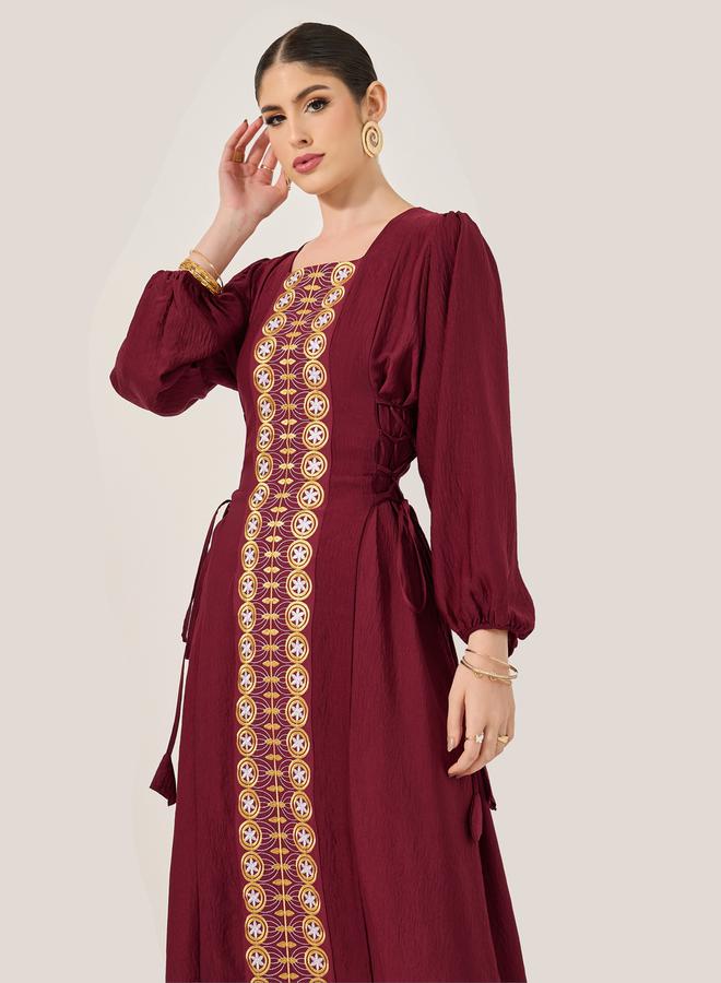 ستايلي جلابية مطرزة بياقة مربعة وأكمام بالون - Image 3