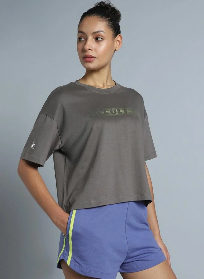 كالت تيشرت قصير بطبعة العلامة التجارية