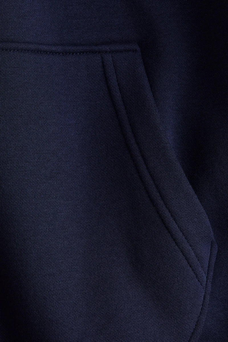 اتش اند ام هودي بقصّة فضفاضة