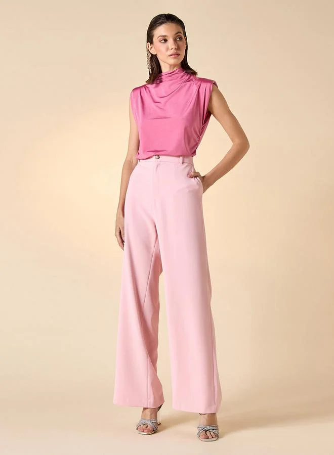 ايكونيك توب بدون أكمام بياقة سلحفاة بقصة مريحة