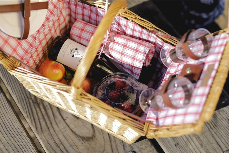 PICNIC TIME سلة نزهة بيكاديللي من بيكنك تايم، سلة نزهة رومانسية لشخصين - تشمل مجموعة أدوات، نظارات، أطباق، وفتاحة زجاجات، (نمط مربعات حمراء وبيضاء) - Image 3